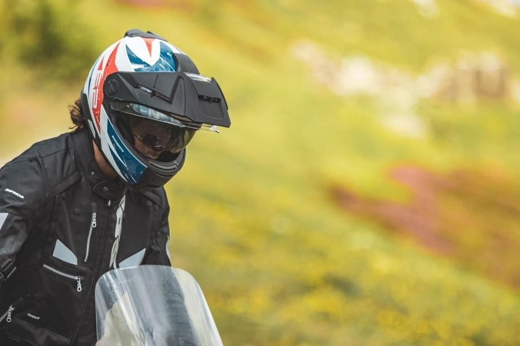 Schuberth E2: l’Adventure apribile